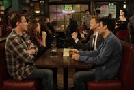 How I Met Your Mother – v.r.) und Ted (Josh Radnor, r.) ...