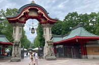Berlin - Kalter Krieg der Zoos – Das Elefantentor – Eingang zum Zoologischen Garten im ehemaligen Westteil Berlins, dem ältesten Zoo Deutschlands