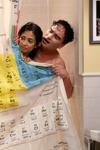 The Big Bang Theory – Sheldon kann nicht ins Bad, weil Leonard (Johnny Galecki, r.) gerade mit Priya (Aarti Mann, l.) unter der Dusche steht. Sheldon ist außer sich und wirft Leonard schwere Verstöße gegen die Mitbewohner-Vereinbarung vor. Priya nimmt sich der Sache an ...
