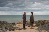 Der Buchladen der Florence Green – Mr. Brundish (Bill Nighy) will alles in seiner Macht stehende tun, um Florence (Emily Mortimer) in ihrer verzwickten Lage beizustehen.