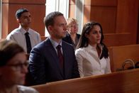 Suits – Rachel (Meghan Markle, l.) und Mike (Patrick J. Adams, M.) erleben das anwaltliche Versagen eines Kollegen, wodurch die Existenz des Mandanten bedroht ist. Mike beschließt zu helfen.
