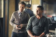 Castle – Kevin Ryan (Seamus Dever, l.) und Javier Esposito (Jon Huertas, r.) versuchen herauszufinden, wo die entführte Tochter eines reichen Geschäftsmannes aus dem Mittleren Osten, festgehalten wird ...