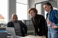 Tatort – Zunächst wird kein Motiv erkennbar, aber Mads Andersen (Dar Salim), Linda Selb (Luise Wolfram), Liv Moormann (Jasna Fritzi Bauer, vlnr.) ermitteln akribisch.