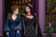 Verwünscht nochmal – L-R: Giselle (Amy Adams) und Malvina Monroe (Maya Rudolph)