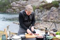 Gordon Ramsay: Kulinarische Abenteuer – Bergen, Norway - Gordon Ramsay cutting reindeer meat for stew during the big cook. (Credit: National Geographic/Justin Mandel)