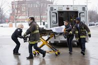 Chicago Fire – Schwieriger Einsatz, l-r: Kara Killmer als Sylvie Brett, Alberto Rosende als Gallo, Adriyan Rae als Gianna Mackey, Daniel Kyri als Darren Ritter