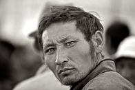 In der Mitte ein Feuer – Tuwiner am Naadam-Fest.
