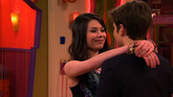 iCarly – An der Schule steigt eine Party, zu der die Mädchen sich einen Begleiter wählen sollen. Für Carly kommt nur einer infrage, doch dem spuckt sie versehentlich ins Auge, woraufhin sie einen Korb bekommt. Sam beschließt, für Carly ein passendes Date zu finden. Während der nächsten iCarly fesselt und knebelt sie Carly und fordert die Fans auf, sich für einen Partybesuch mit Carly zu bewerben. Im Speed-Dating-Verfahren soll der Richtige rausgefiltert werden.