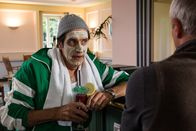 Hubert und Staller – Staller (Helmfried von Lüttichau, l.) setzt sich mit orangefarbener Feuchtigkeitsmaske und Cocktail zu Robert Jung (Markus Böker) an die Bar. Robert jung erzählt ihm, dass sich Ute komisch benimmt und er sich nicht mehr sicher ist, ob er mit ihr die Beziehung weiter führen möchte.