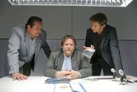 Die Rosenheim-Cops – Die Kommissare Hansen (Igor Jeftic, r.) und Prantl (Andreas Giebel, l.) nehmen den Verdächtigen Holger Schubert (Andreas Vitus Geiss, M.) in die Zange.