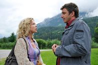 Der Bergdoktor – Dr. Martin Gruber (Hans Sigl, r.) versucht Karin Lohmann (Marion Kracht, l.) schonend die Wahrheit über ihre Tochter Christina beizubringen.