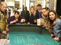 The Mick – Alba (Carla Jimenez, l.) ist im Spielrausch und macht das große Geld. Auch Mickey (Kaitlin Olson, r.) kann nicht glauben, wie viel Glück ihre Freundin doch zu haben scheint ...