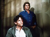 Ein Engel auf Erden – Julian Bradley (Jeff Kober, l.), wegen Mordversuchs angeklagt, findet in Jonathan (Michael Landon, r.) einen wahren Freund.