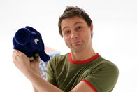 Die Sendung mit dem Elefanten – Moderator André Gatzke mit dem blauen Elefanten.