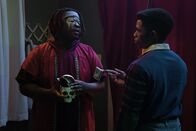 Hysteria! – Als Türsteher des Rituals macht Spud (Kezii Curtis, l.) Cliff (Elijah Richardson, r.) klar, dass der Zugang seinen Preis hat.