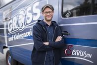 Groß & Kleinanzeigen – David Groß, Moderator von "Groß und Kleinanzeigen", vor seinem Bus