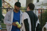 Bupkis – Pete (Pete Davidson, r.) lässt sich auf der Kirmes von einem charmanten Fremden (Method Man, l.) dazu überreden, den Teddybären nicht zu kaufen, sondern zu erspielen – mit unerwarteten Konsequenzen.