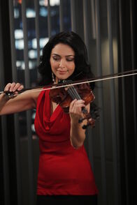 How I Met Your Mother – Hat Barney um den Finger gewickelt: Nora (Nazanin Boniadi) ...