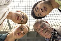 Rentnercops – Dr. Rosalind Schmidt (Helene Grass, l.o.), Vicky Adam (Katja Danowski, l.u.), Günter Hoffmann (Wolfgang Winkler, r.u.) und Hui Ko (Aaron Le, r.o.) begutachten die Leiche des Vergewaltigers. Er wurde erstochen und hat einen Genickbruch.