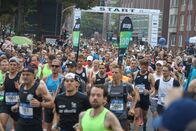 Marathon: Münster Marathon – Start des Münster Marathon auf dem Schlossplatz. Volksbank-Münster-Marathon. Deutschland, Nordrhein-Westfalen, Münster, 11.09.2022
