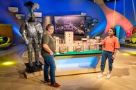 1, 2 oder 3 – moderatorin Clarissa Corręa da Silva ist heute zu Gast und zeigt Elton unter anderem, wie eine Burg vor Angriffen geschützt wird.