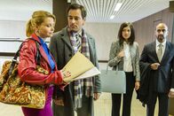 Danni Lowinski – Olli (Jan Sosniok, 2.v.l.) wird von seiner Kollegin Ines Winkler (Claudia Eisinger, 2.v.r.) sexuelle Belästigung am Arbeitsplatz vorgeworfen. Während sie mit Staatsanwalt Katzer (Murali Perumal ) auftaucht, hofft Olli, von Danni (Annette Frier, l.) vertreten zu werden ...