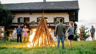 Zimmer mit Stall – Sonnenwendfeuer auf dem Fuchsbichlerhof (v. li. n. re.): Barthl (Friedrich von Thun), Phillippe (Francois Smesny), Djamila (Daniela Golpashin), Max (Emanuel Fitz), Leonie (Carolin Garnier), Sophie (Aglaia Szyszkowitz) und Felix (Hans-Jochen Wagner) kommen zusammen.
