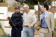 Navy CIS – Gibbs (Mark Harmon, M.) soll für das Reynosa-Kartell arbeiten, sonst, so droht ihm Paloma Reynosa, sterben alle Menschen, an denen ihm etwas liegt. Ihm bleibt nichts anderes übrig, als mitzuspielen. Zu allem Übel entpuppt sich Rivera (Marco Sanchez, r.) als Reynosas Bruder, der, von Hass auf den Mörder seines Vaters zerfressen, Gibbs sofort umbringen will ...