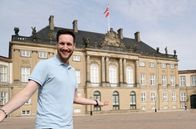 Was kostet... – Reporter Sven Kroll vor Schloss Amalienborg in Kopenhagen. Auf seiner fünftägigen Reise in die dänische Hauptstadt möchte er mit 500 Euro auskommen.