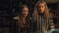 Extraordinary – Jen (Máiréad Tyers, l.) und Carrie (Sofia Oxenham, r.) kehren an ihre alte Schule zurück und stehen plötzlich Rebecca, ihrer früher erbitterten Rivalin, gegenüber.