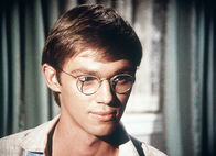 Die Waltons – Einen Aufsatz mit dem Thema "Die außergewöhnlichste Person, die ich je kennen lernte" nimmt John-Boy (Richard Thomas) zum Anlass, um seine Lieblings-Lehrerin Miss Hunter zu ehren.
