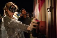 Fack Ju Göhte – Um Lisis (Karoline Herfurth, l.) Image zu verbessern, lädt Zeki (Elyas M'Barek, r.) ihre Schüler zu einer Graffiti-Sprühaktion an einem Zug ein. Während die Schüler "Fack ju Göhte" sprühen, zeigt Lisi verblüffend viel Talent und gute Nerven ...