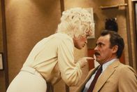 Warum eigentlich ... bringen wir den Chef nicht um? – Eigentlich kann Doralee Rhodes (Dolly Parton, l.) ihren Job gut leiden, doch die ständigen Annäherungsversuche ihres Chefs Franklin M. Hart jr. (Dabney Coleman, r.) gehen ihr tierisch auf die Nerven ...