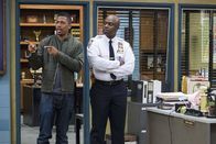 Brooklyn Nine-Nine – (v.li.) Nick Cannon (Marcus), André Braugher (Ray Holt).