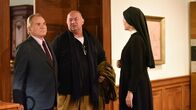 Um Himmels Willen – Bürgermeister Wöller (Fritz Wepper, l.) und Huber (Wolfgang Müller, M.) wälzen Probleme, Schwester Hanna (Janina Hartwig, r.) stört.