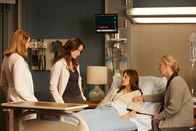 Dr. House – Dr. Amber Volakis (Anne Dudek, l.) und Bewerberin Nr. 13 (Olivia Wilde, 2.v.l.) kümmern sich um Irene (Azura Skye, 2.v.r.), die von Halluzinationen geplagt wird und behauptet, ihre tote Mutter (Caroline Lagerfelt, r.) säße neben ihr ...