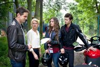 Akte Ex – ARD/HEITER BIS TÖDLICH - AKTE EX, neue Krimiserie (8 Folgen), Folge 6 "Fernweh"50 Uhr im Ersten. Kristina Katzer (Isabell Gerschke, 2.v.l.) und Lukas Hundt (Oliver Franck, l.) ermitteln im Fall des ermordeten Kanuten Ulf Schünemann. Wo will Ulfs Exfreundin Jana Lütz (Nathalie Thiede, 2.v.r.) mit Mario Jago (Eugen Bauder, r.) hin?