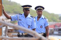 Death in Paradise – JP (Tobi Bakare, l.) und Dwayne Myers (Danny John-Jules, r.) sind im Einsatz. Welche Indizien finden sie auf dem Boot?