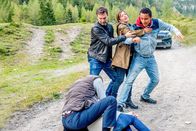 SOKO Kitzbühel – Ein schwarzer Jugendlicher wird tot auf der Choralpe aufgefunden. Nachdem das SOKO-Team rund um Lukas Roither (Jakob Seeböck, M.) und Nina Pokorny (Julia Cencig, 2.v.r.) zu Anfang noch in Flüchtlingskreisen ermittelt, richtet sich der Verdacht bald gegen Ex-Fußballprofi Gernot Halterer (Aleksandar Petrovic, l.). Seine Assistentin, Rosa Kirchler (Kristina Bangert, 2.v.l.), unterstützt bei der Arbeit mit den jungen Talenten und betreut darunter Johnny Yekini (Noah Tinwa, r.).