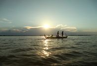 Zeb Hogans Monsterfische – Fishermen fishing at the Tonle Sap River, Cambodia.