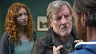 Sanft schläft der Tod – Frank (Fabian Busch, re.) und sein Vater Herbert (Manfred Zapatka) müssen sich zusammenraufen. Anja (Marleen Lohse) schaut zu.