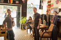 Castle – Der Sektengründer John Campbell (C. Thomas Howell, 3.v.r.) gerät unter Verdacht, etwas mit dem Mord an dem Sänger James Swan zu tun zu haben ...