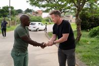 Gordon Ramsay: Kulinarische Abenteuer – Durban, South Africa - Sitembiso (L) teaches Gordon Ramsay a traditional Zulu handshake in preparation for Gordon's meal with the Chief. (National Geographic/Justin Mandel)
