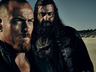 Black Sails – L-R: Captain Flint (Toby Stephens) und Blackbeard (Ray Stevenson)