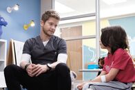 Atlanta Medical – Dr. Conrad Hawkins (Matt Czuchry, l.); Henry Barlow (Evan Whitten, r.)