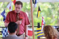 Death in Paradise – DI Jack Mooney (Ardal O'Hanlon) ist zu Gast bei einer Wohltätigkeitsveranstaltung.
