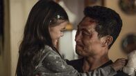 Hawaii Five-0 – Sind glück, dass sie wieder vereint sind: Chin (Daniel Dae Kim, r.) und Sara (Londyn Silzer, l.) ...