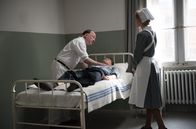 Charité – Widerstandskämpfer Hans von Dohnanyi (Max von Pufendorf, M.) steht als Patient in der Charité unter dem Schutz von Prof. Sauerbruch (Ulrich Noethen, l.). Sauerbruch ahnt nicht, dass Schwester Christel (Frida-Lovisa Hamann, r.) de Crinis über Dohnanyi berichtet.