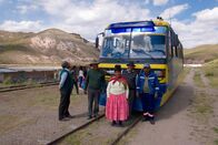 Magische Anden – Ein umgebauter Reisebus auf Schienen ist die einzige Verbindung von La Paz in die Bergdörfer bei Charaña, Boliviens Grenzregion zu Chile.