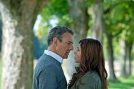 Frühling – Zwischen Katja (Simone Thomalla) und Dr. Jules Thomé (Jean-Yves Berteloot) gibt es vom ersten Blick an eine besondere Anziehungskraft, der die beiden aber nicht nachgeben dürfen.